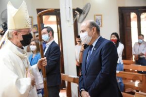 monseñor y autoridades