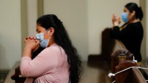 personas-rezando-en-una-iglesia-en-nueva-york