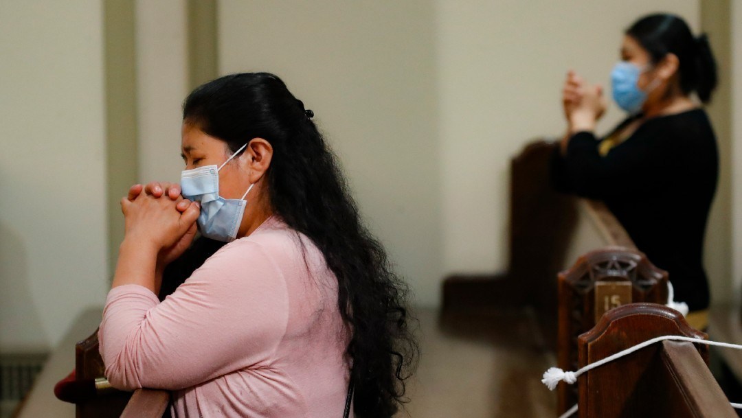 personas-rezando-en-una-iglesia-en-nueva-york