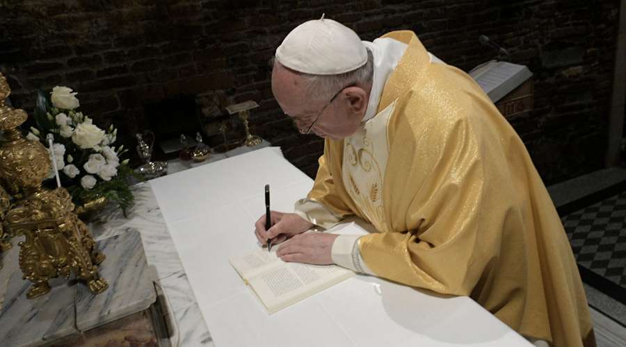 PapaFrancisco_FirmaLoreto_25032019_VaticanMedia