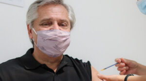 Presidente-Alberto-Fernandez-es-vacunado-con-la-Sputnik-V-800x445