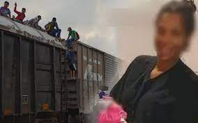 mujer tubo techo de tren