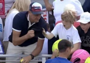 EMPRESARIO CON NINÑO TENISTA