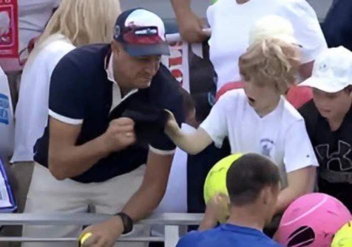 EMPRESARIO CON NINÑO TENISTA