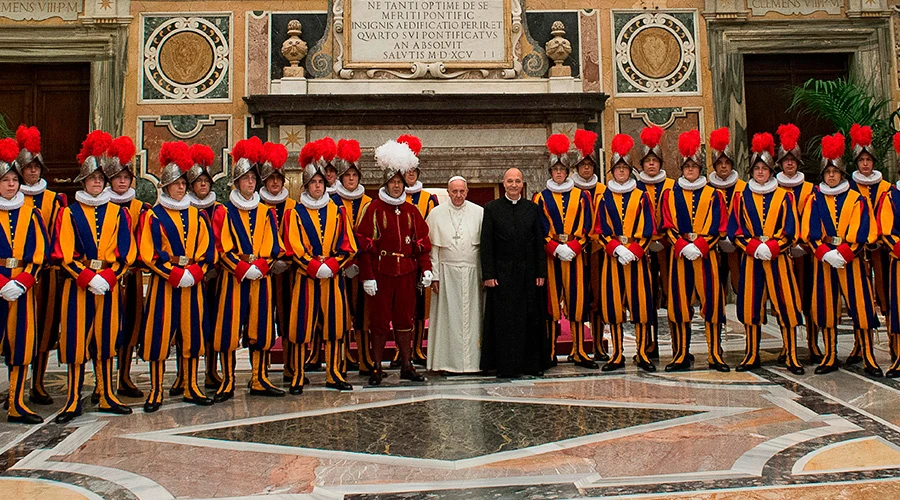 FranciscoGuardiaSuiza_LOsservatoreRomano