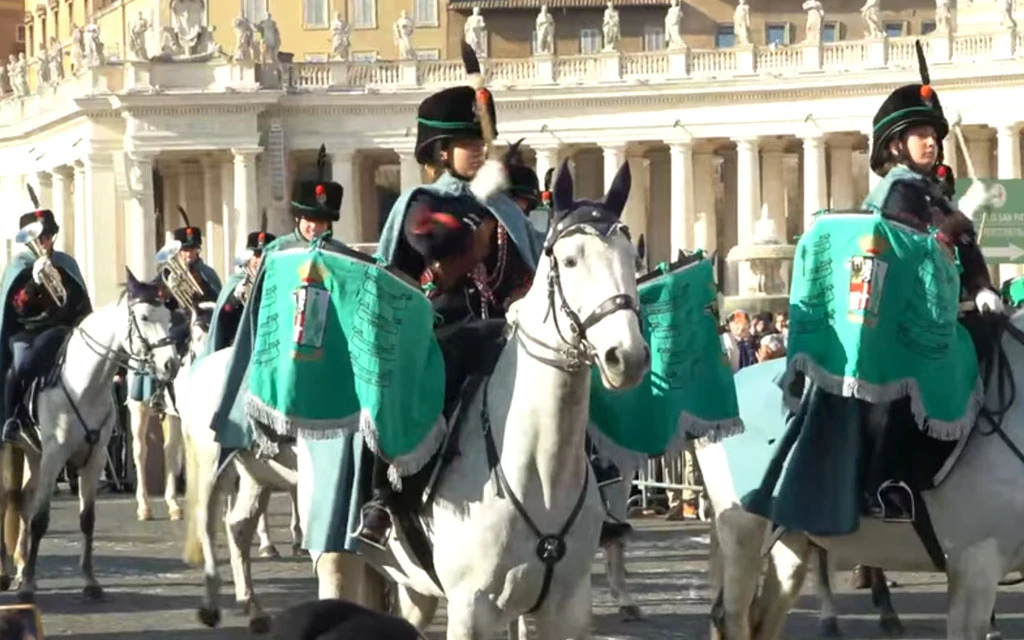 caballos-en-la-plaza-de-san-pedro-en-el-vaticano-en-la-fiesta-de-san-antonio-abad-17012026-1768669700