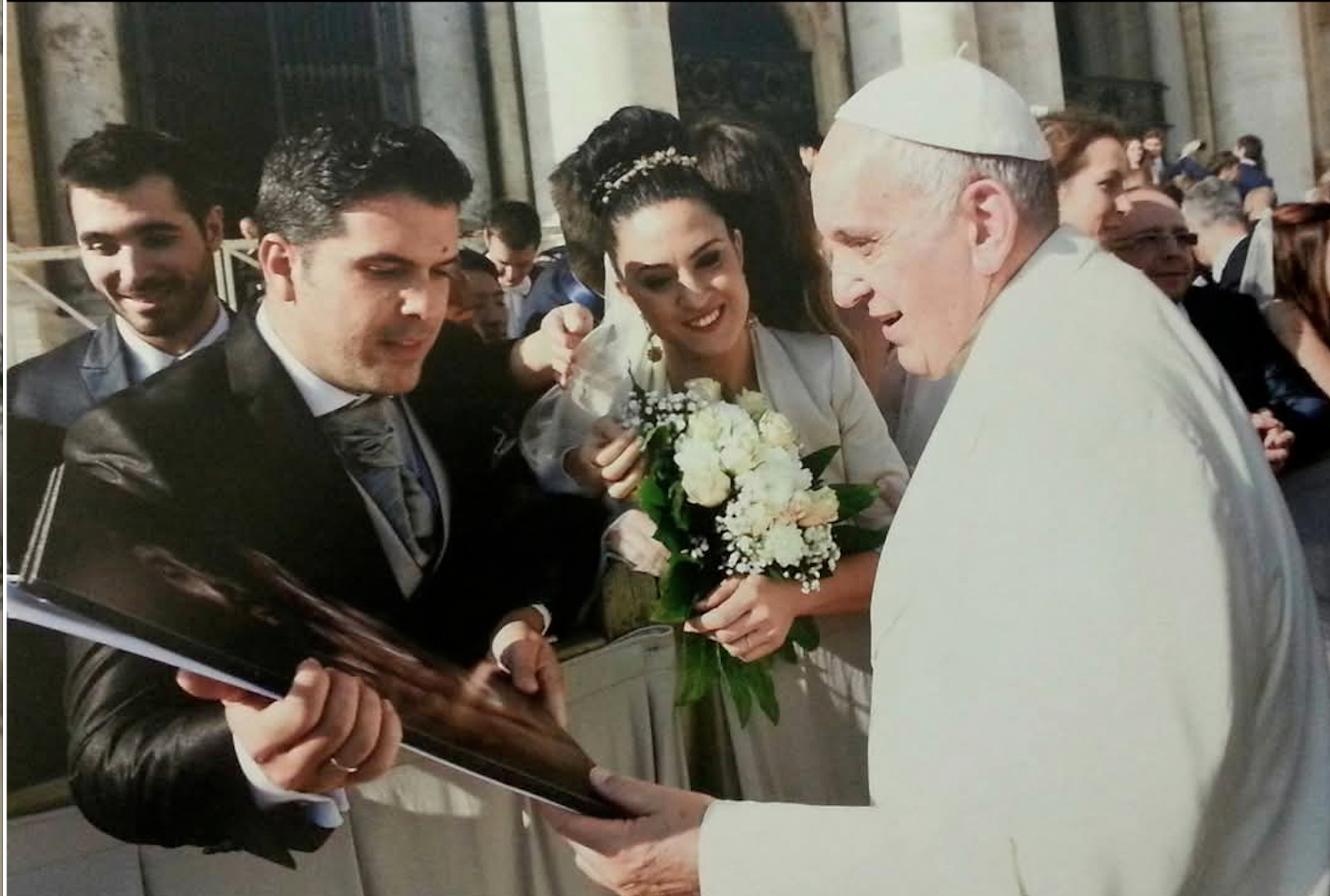El escultor con su mujer y el Papa Francisco. Crédito: José María Ruiz Montes en su taller