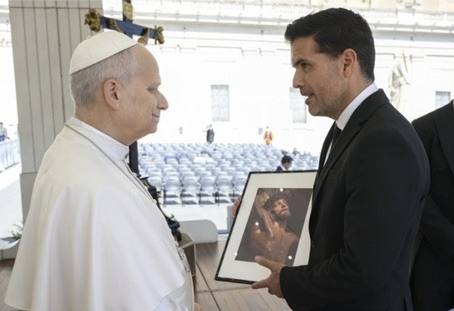 El escultor con el Papa León XIV en la Audiencia General del 25 de marzo. Crédito: Cortesía José María Ruiz Montes